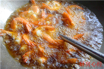 毛豆草虾,草虾用纸巾擦干水分，直接入4成热的油锅炸制。捞出备用