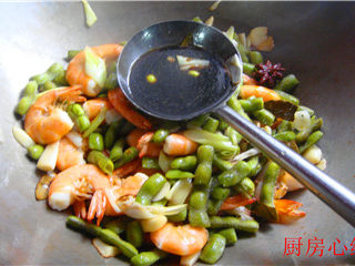 毛豆草虾,快速烹入碗汁，快速炒匀