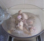 蹄花莲藕汤 ,将蹄花中的水分煸干后下入适量的开水煮