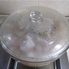 蹄花莲藕汤 ,加盖后转为小火炖煮上四十分钟