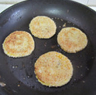 芝麻红薯豆沙饼,锅中放入少许油，下入芝麻红薯豆沙饼后小火煎至两面金黄