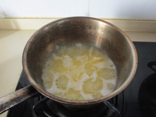 圣诞花环泡芙,黄油，水，盐倒入锅中加热至沸腾