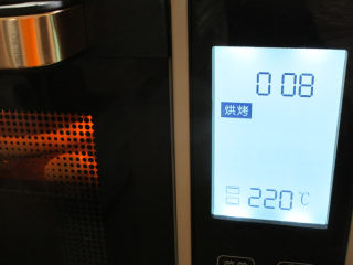 圣诞花环泡芙,放入220度预热好的烤箱中，中层先8分钟