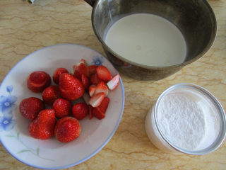 圣诞花环泡芙,泡芙待晾的时候，准备糖粉，200克淡奶油里加入18克白糖，草莓摘选干净后用一部分切成粒，余下的从草莓3分之一处切开备用