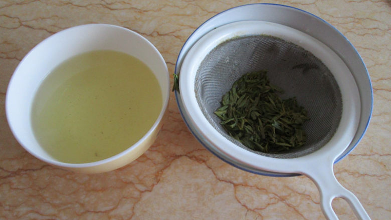 龙井虾仁,茶叶放入碗中冲入150克80度开水泡3分钟后把茶水沥出待用