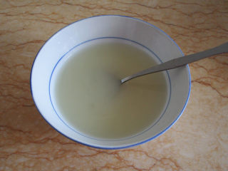 龙井虾仁,茶水里加入一汤匙生粉，2克盐和2克鸡粉拌匀