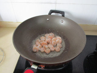 龙井虾仁,油温5分热把虾仁捞起加入油锅滑炒虾仁变色捞起