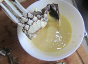 面拖蟹,把蟹块切开的切口放在面糊中蘸一下，将把蟹肉和蟹黄密封在蟹壳中