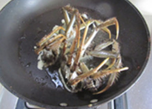 面拖蟹,烧热锅，加入油烧至7成热，将把沾了面粉的螃蟹面竖立的放入油中煎炸