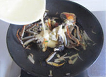 面拖蟹,将剩余的面粉加入少许冷水调成浓稠的面粉糊，然后加入锅中迅速翻炒均匀