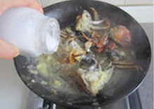 面拖蟹,揭开盖后加入盐，大火收汁， 让面糊均匀地裹在蟹块上，锅中不留多余汤汁即可