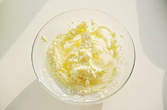 圣诞平安派（苹果派）,（派皮材料）中的发酵黄油室温软化后加糖，用电动打蛋器低速搅打顺滑