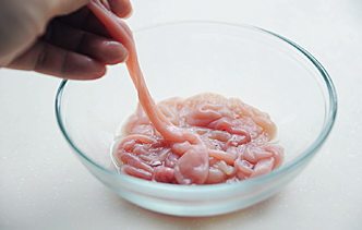味噌海鲜浓香串,海肠子减掉两端，用手撸出海肠内的内脏，清洗干净