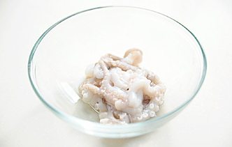 味噌海鲜浓香串,章鱼爪清洗干净，分剪成一条一条的爪