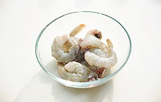 味噌海鲜浓香串,大虾洗净去壳，留尾