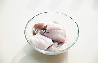 味噌海鲜浓香串,鳗鱼从脊背顺着脊骨划开，切出两片肉，分成段