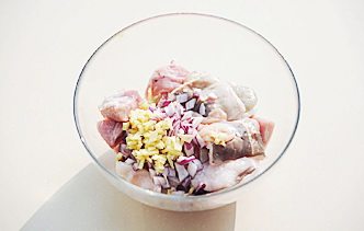 味噌海鲜浓香串,所有食材放入料理盆中，（腌料）中的紫洋葱和生姜切碎放入拌匀