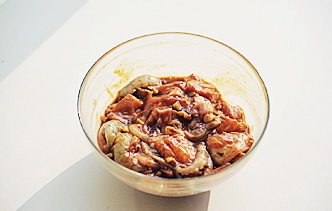 味噌海鲜浓香串,将拌好的腌料加入食材中，充分拌匀，腌制至少40分钟