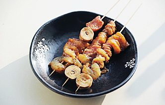 味噌海鲜浓香串,腌好的食材串在竹签上，海肠和章鱼爪串的时候需要量多且紧凑一些