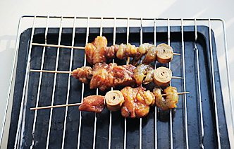 味噌海鲜浓香串,烤箱预热200℃，将海鲜串放在刷了油的烤网上，鳗鱼皮向上，放入烤箱上层烤6分钟