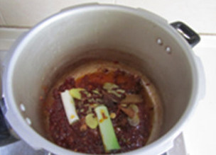 卤藕回锅牛肉,炒出红油后下入其他大料翻炒