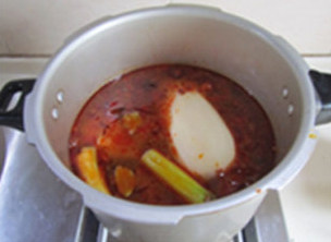 卤藕回锅牛肉,翻炒出香味后加入适量的水， 放入牛肉和藕进去