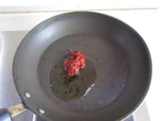 卤藕回锅牛肉,烧热锅，放少许油，下入豆瓣酱煸炒