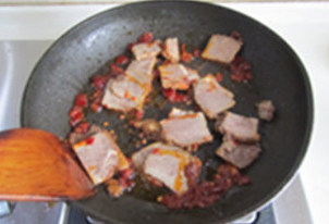 卤藕回锅牛肉,煸炒出红油后加入牛肉片翻炒