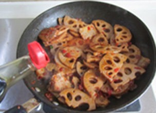 卤藕回锅牛肉,加入适量的料酒和生抽一起翻炒