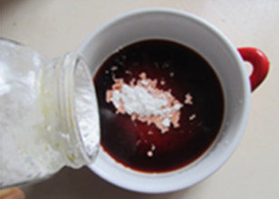 宫保杏鲍菇鸡丁,在小碗中加入适量的生抽、料酒、糖、生粉、醋和少许水， 调均匀为碗汁备用
