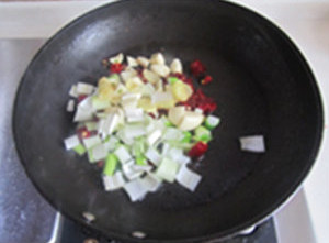 宫保杏鲍菇鸡丁,烧热锅，放少许油，下入葱姜蒜和干辣椒、花椒翻炒