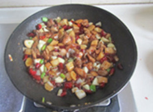 宫保杏鲍菇鸡丁,烧煮一、两分钟，让芡汁均匀的裹在鸡丁和杏鲍菇丁上