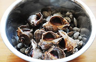 海鲜家宴,所有海鲜清洗干净，不要有泥沙，否则蒸煮时会掉进汤里影响口感；