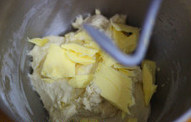 北海道吐司,搅拌至面团出筋时加入提前软化的黄油