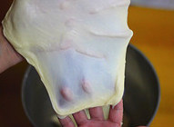 北海道吐司,继续搅拌到扩展状态，可以拉出比较有韧性大片的薄膜