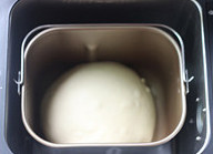 北海道吐司,放入面包机里进行基础发酵