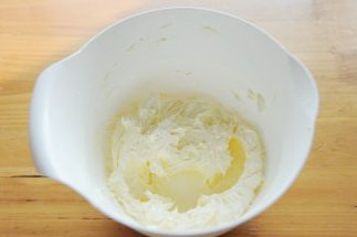 双色曲奇,发酵黄油室温软化后用打蛋器搅打顺滑，加入糖粉打至颜色变浅，成淡淡的黄色；