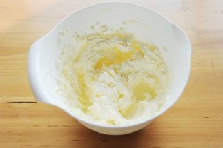 双色曲奇,蛋白分三次加入黄油中，每次加蛋黄都要充分打匀，最后打至黄油体积膨大，形态如蓬松的羽毛；