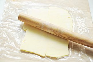 丹麦吐司,冷冻面团的时候，将冻黄油B敷上保鲜膜，用擀面杖敲扁，放冰箱冷藏待用；