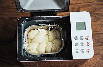 丹麦吐司,裹保鲜膜室温发酵，面包胚基本满桶，选择24项烘烤，烧色中，40-50分钟；