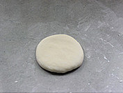 墨西哥卷饼,取一个面团用手心轻压成圆形