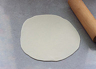 墨西哥卷饼,再分别擀成直径约20厘米的圆饼形