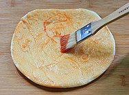墨西哥卷饼,烙熟的面饼上涂抹一层番茄沙司