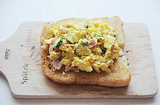 秋葵培根鸡蛋三明治,将炒好的蛋碎铺在吐司片上，再盖上一片吐司片即可。