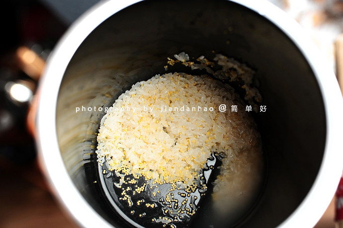 金银黑蒜粥,大米小米淘洗后放入厚底深锅中