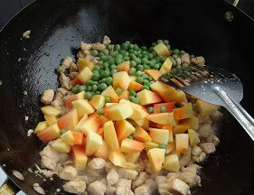 木瓜豌豆鸡丁,待鸡丁变白之后放入木瓜和豌豆翻炒；