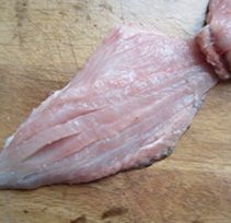 松鼠桂鱼 ,先直刀切，不要切断鱼皮。