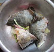 松鼠桂鱼 ,捞出加料酒、盐，把刚才的葱、姜放在里面腌制10分钟。