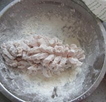 松鼠桂鱼 ,把鱼肉挂上面粉，不要让鱼肉粘连。
