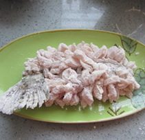 松鼠桂鱼 ,把鱼肉整形的漂亮，鱼尾巴在中间。